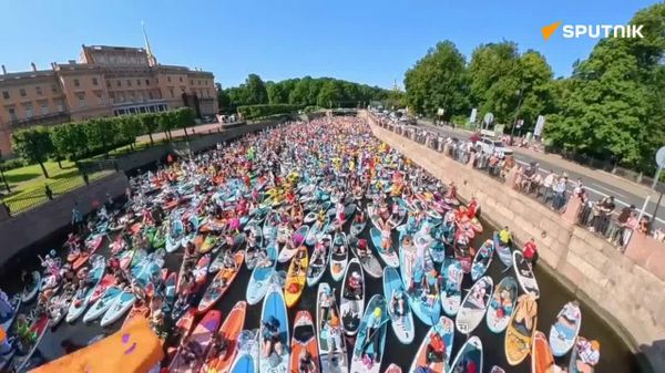 Défilé de costumes insolites sur l'eau à Saint-Pétersbourg - Sputnik Afrique