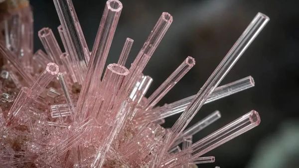 Des scientifiques russes découvrent un minéral plus précieux que l'or - Sputnik Afrique
