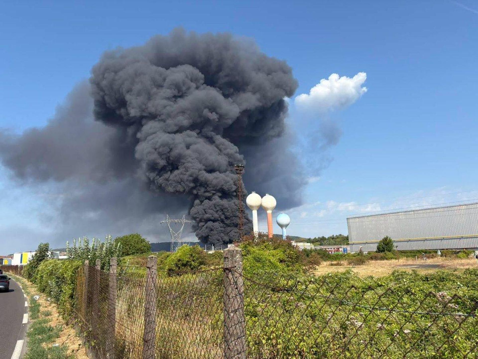 Over 30,000 people remain indoors during huge blaze at chemical warehouse in France - Sputnik Africa, 1920, 02.08.2026