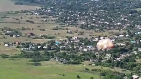 Les forces aérospatiales russes bombardent des positions ukrainiennes dans trois localités - Sputnik Afrique