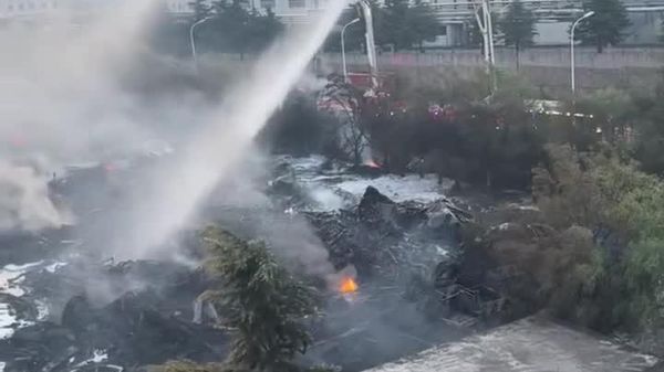 Industrial Disaster: Giant Fire Engulfs Major Logistics Warehouse in China’s Qingdao - Sputnik Africa