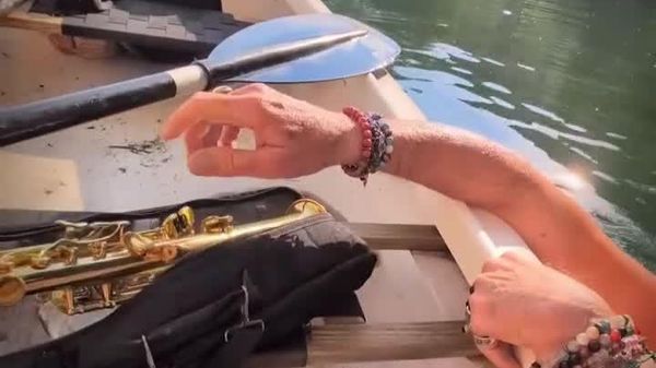 Un saxophoniste donne un concert… en nageant dans un fleuve italien - Sputnik Afrique