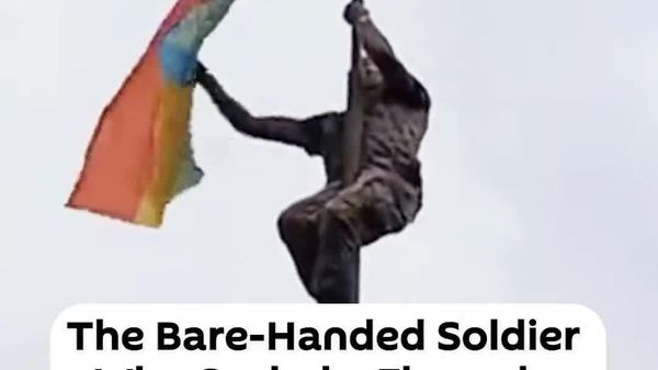 No Safety Ropes, No Fear: Ethiopian Soldier Scales Flagpole with Bare Hands to Hoist National Flag - Sputnik Africa