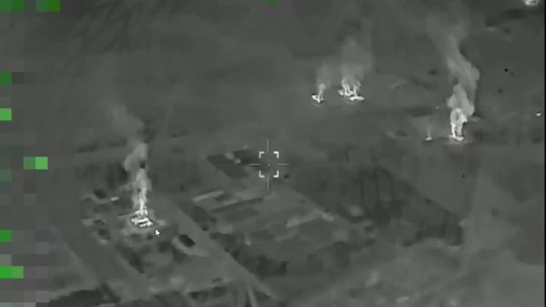 ▶ Un centre logistique ukrainien de stockage de drones brûle après des frappes de missiles Gueran russes - Sputnik Afrique