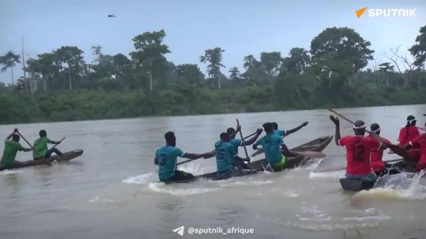 Les 66 ans d'indépendance célébrés en pirogues et sur un terrain de foot en Côte d'Ivoire - Sputnik Afrique