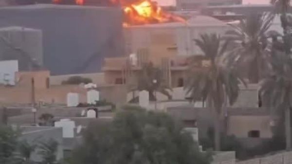 Un drone a percuté un réservoir de diesel d'une raffinerie libyenne, provoquant un incendie - Sputnik Afrique