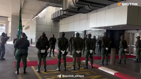 Cyril Ramaphosa est arrivé dans l’aéroport international OR Tambo pour lancer le système d'autorisation de voyage électronique - Sputnik Afrique
