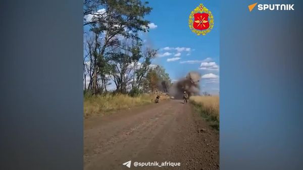 ▶ Un lance-roquettes multiple russe Ouragan a détruit un point d'appui fortifié de l'armée ukrainienne ▶ Un lance-roquettes multiple russe Ouragan a détruit un point d'appui fortifié de l'armée ukrainienne - Sputnik Afrique