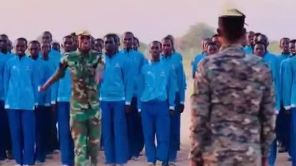Somali Soldier Demonstrates Unique Military Etiquette in Salute to Superior - Sputnik Africa