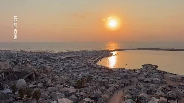 ▶ Gaza: en une image, la beauté du coucher du soleil contraste avec la misère des tentes délabrées dans la ville après la guerre - Sputnik Afrique