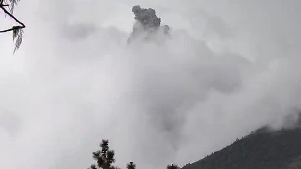 La foudre a frappé le cratère du volcan Fuego en éruption au Guatemala - Sputnik Afrique