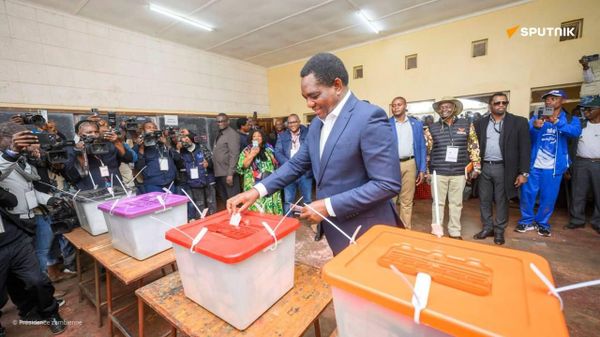 Zambia’s Hakainde Hichilema Leads Presidential Race After Half of Ballots Counted - Sputnik Africa