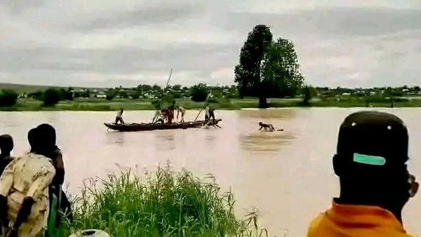 Des personnes se rassemblent sur le lieu du naufrage d'un bateau à Sokoto, dans le nord-ouest du Nigéria, le jeudi 20 août 2026. (Photo AP/Usman Yusuf) - Sputnik Afrique