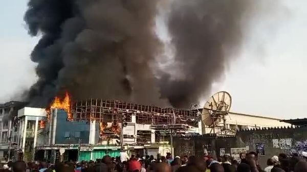 Violent Fire Rips Through Two Major Shopping Galleries in Heart of Bujumbura, Burundi - Sputnik Africa