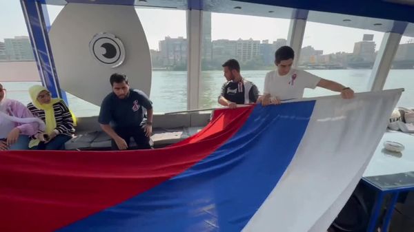 Le tricolore russe flotte sur le Nil à l’occasion de la Journée du drapeau national - Sputnik Afrique