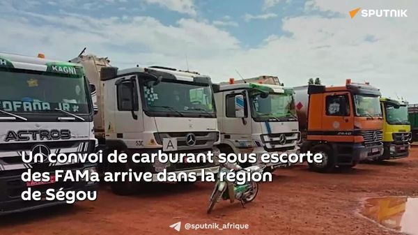 Un convoi de carburant sous escorte des FAMa est arrivé dans la région de Ségou, à en croire ces images qui circulent sur les réseaux sociaux - Sputnik Afrique