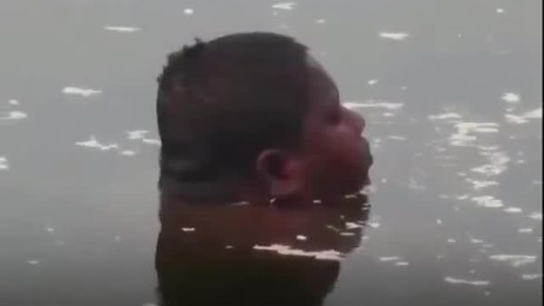 Un ado indien vit dans l'eau depuis 5 ans - Sputnik Afrique