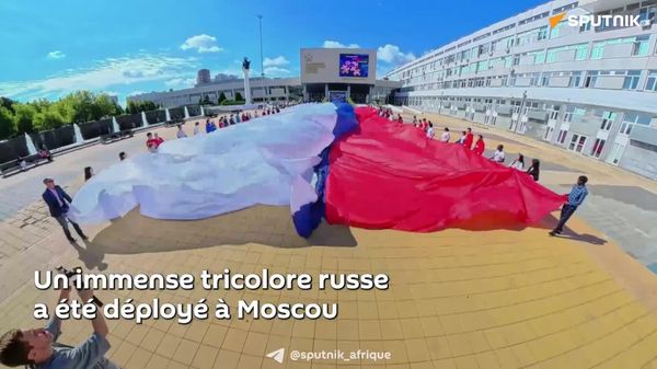 Je considère désormais la Russie comme ma deuxième patrie: des jeunes de différents pays étudiant à Moscou célèbrent la Journée du drapeau russe - Sputnik Afrique