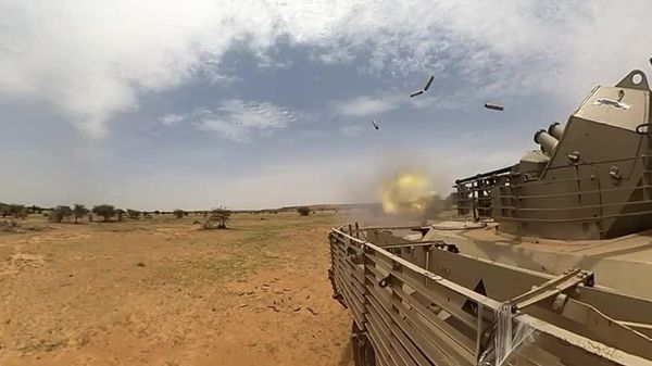 ▶ Les artilleurs des BTR-82A de l’Africa Corps russe s’entraînent sur un polygone au Mali - Sputnik Afrique