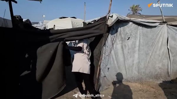 Fitness Trainer Turns Aid Containers Into Weights to Train Women Inside Gaza Displacement Tent - Sputnik Africa