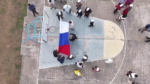 Le plus grand drapeau russe en Afrique a été déployé à Brazzaville – organisateur - Sputnik Afrique