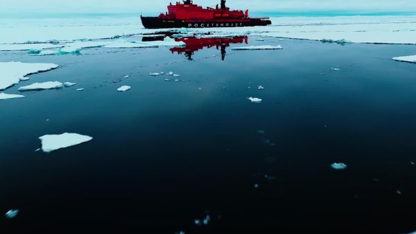 Au cœur de l'Arctique, un drapeau russe de 150 mètres carrés a été déployé au pôle Nord - Sputnik Afrique