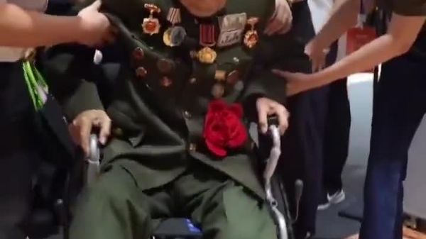 Fascinating Tech in China: 90-Year-Old Korean War Veteran Tries Exoskeleton After Using Wheelchair - Sputnik Africa