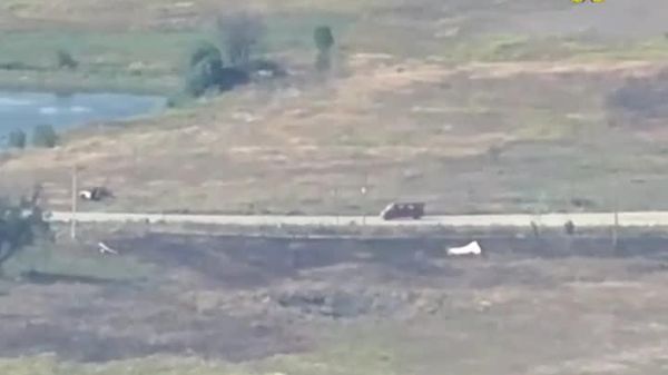 Un drone kamikaze russe Molniya-2 incendie le véhicule d'une équipe de reconnaissance du génie ukrainienne - Sputnik Afrique