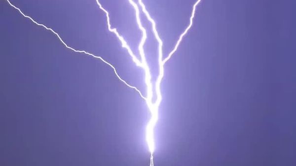 Lightning Strikes Crescent of Mecca’s Royal Clock Tower - Sputnik Africa