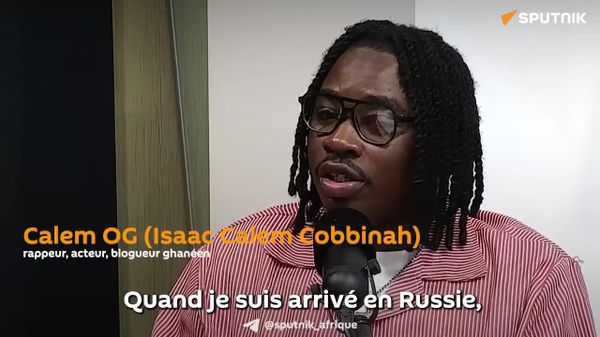 Le rappeur ghanéen Calem OG tisse des ponts entre les cultures avec des remixes russes et une reprise de Tchebourachka - Sputnik Afrique