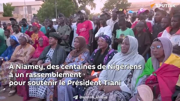 Le Niger a des ennemis, et des ennemis de grande taille: les habitants de Niamey se sont rassemblés dans le centre-ville pour exprimer leur soutien au Président Tiani suite à la tentative de mutinerie - Sputnik Afrique