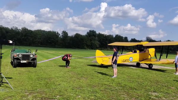 Italian Strongman Holds Back 500 kg Plane With Bare Hands - Sputnik Africa