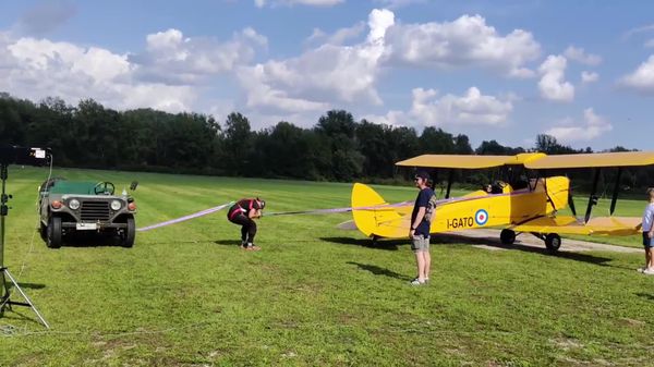 Un Italien retient à mains nues un avion de 500 kg au moment du décollage - Sputnik Afrique