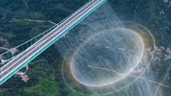 Un cercle-en-ciel se forme sous le plus haut pont du monde - Sputnik Afrique