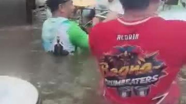 En pleine inondation, cette fanfare barbote avec bonne humeur dans les rues de l'île de Luzon, aux Philippines, pour souhaiter à un client un joyeux anniversaire - Sputnik Afrique