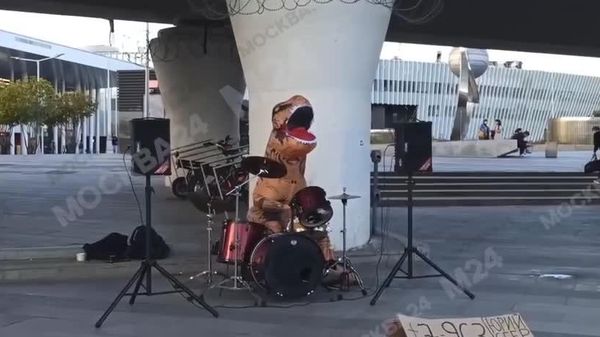 Un dinosaure-batteur donne des concerts dans le métro de Moscou - Sputnik Afrique