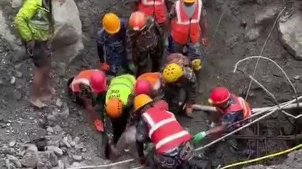 Crue au Népal: deux ouvriers extraits vivants d'un tunnel neuf jours après la catastrophe - Sputnik Afrique