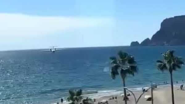 Deux Be-200 russes aident la Turquie à lutter contre les feux de forêt - Sputnik Afrique