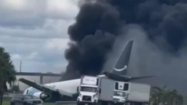Un avion cargo sort violemment de la piste à l'aéroport de Miami, aux États-Unis - Sputnik Afrique