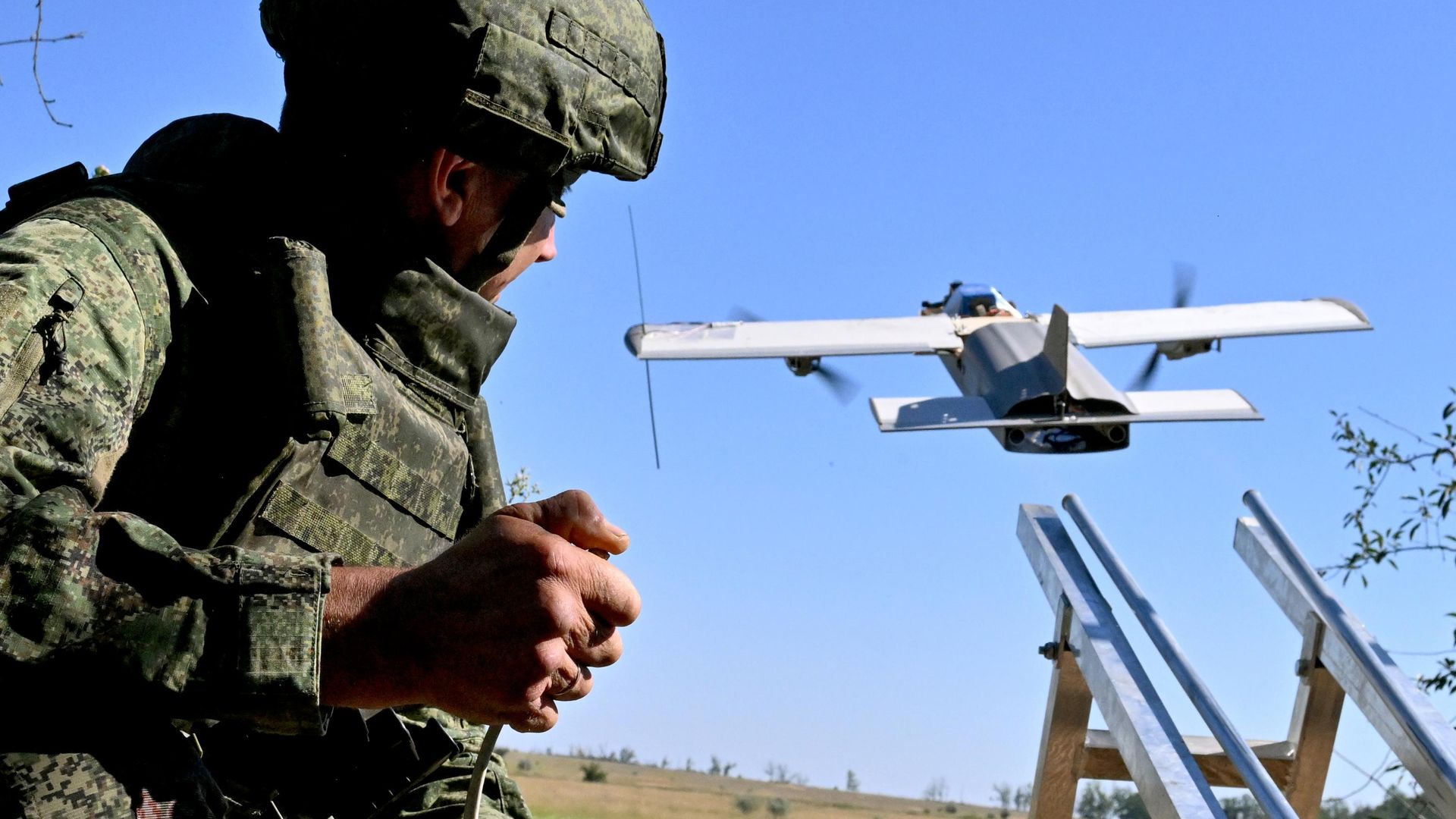 A Russian serviceman from a Molniya-PVO UAV crew of Battlegroup Tsentr in the Dobropolye direction of the special military operation - Sputnik Africa, 1920, 09.09.2026