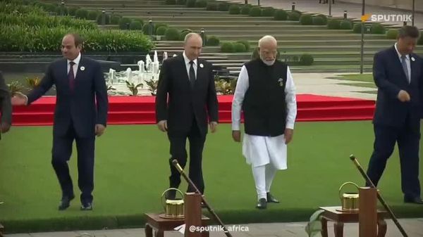 Perfect Timing: Modi & Putin Teamed Up With Mugs to Water Symbolic Banyan Trees During Official Planting Ceremony - Sputnik Africa