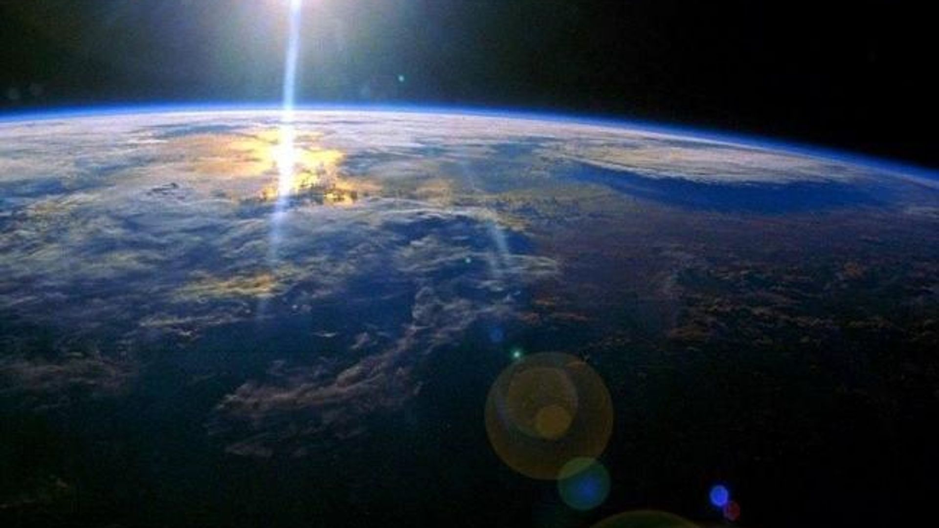 Washington reconnaît pour la première fois qu'il déploie des armes spatiales offensives en orbite Washington reconnaît pour la première fois qu'il déploie des armes spatiales offensives en orbite - Sputnik Afrique, 1920, 15.09.2026