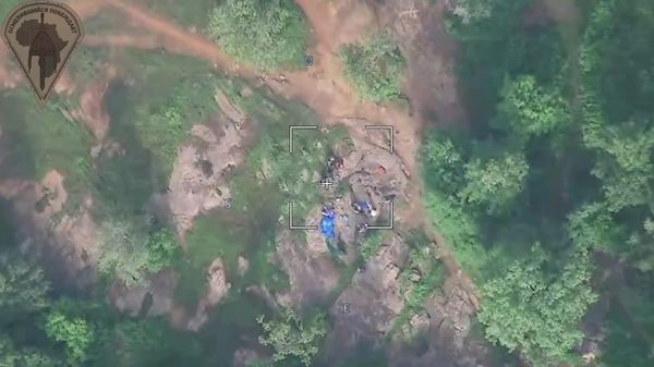 ▶ L'Africa Corps russe détruit, à l'aide d'un drone Lancet, un dépôt de carburant appartenant au FLA-JNIM* - Sputnik Afrique