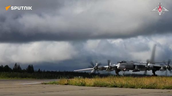 Des bombardiers stratégiques russes Tu-95MS ont effectué un vol de 5 heures au-dessus des eaux internationales des mers de Barents et de Norvège - Sputnik Afrique