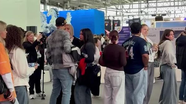 Les participants au Festival de la jeunesse font la queue pour acheter des chapeaux traditionnels russes - Sputnik Afrique
