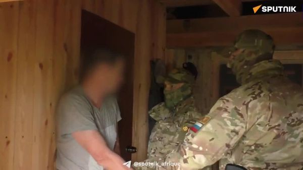 ▶ Images d'arrestation d'un Russo-Canadien, auteur d'un projet contre la souveraineté russe, rémunéré par l'Occident - Sputnik Afrique
