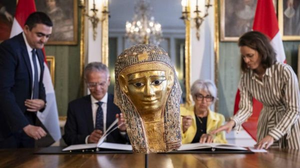 L'Égypte récupère en Suisse un masque funéraire doré vieux de 2 - Sputnik Afrique