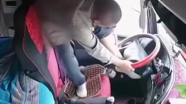 Vidéo virale filmée en Pologne: un chauffeur de poids lourd se coince le pied dans le volant - Sputnik Afrique