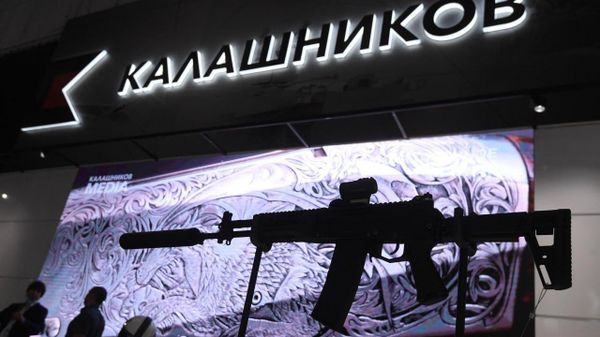 Increvables: en Afrique, on retrouve des Kalachnikov capables de tirer après 50 ans passés dans l'eau, selon un expert - Sputnik Afrique