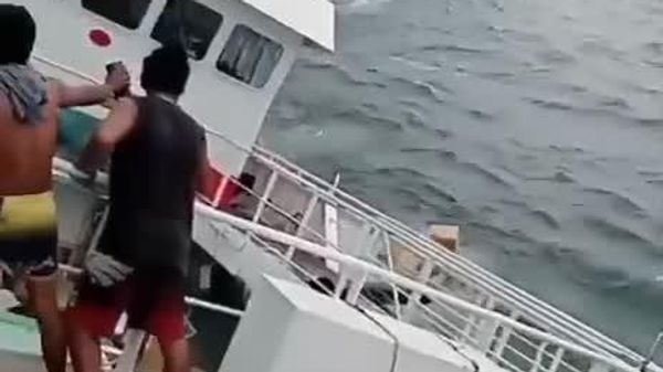 Un cargo géant a failli écraser des pêcheurs à Singapour - Sputnik Afrique